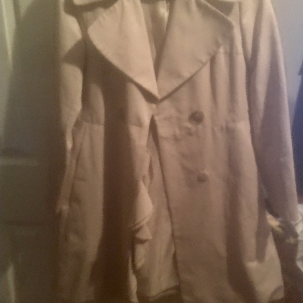 Elite Tahari NWOT Size 4 Ruffled Trench Coat